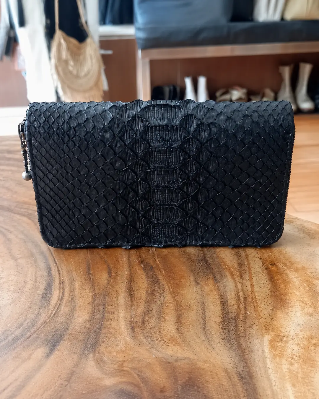 Dompet kulit hitam bertekstur