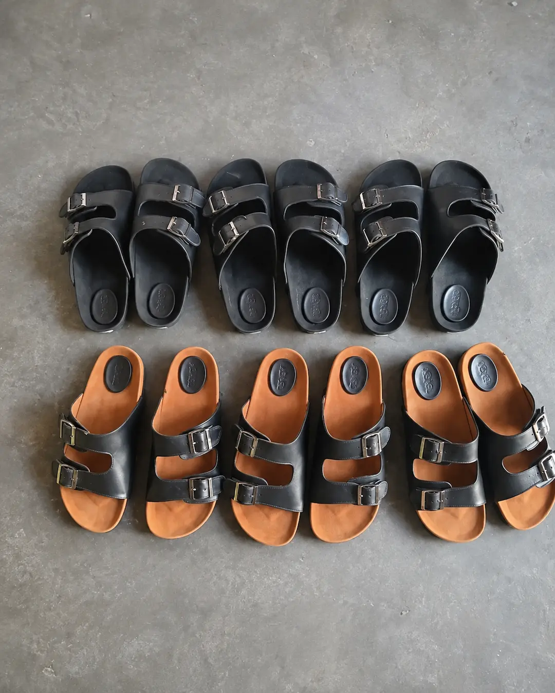 Sandal kulit dua tali warna hitam dan tan