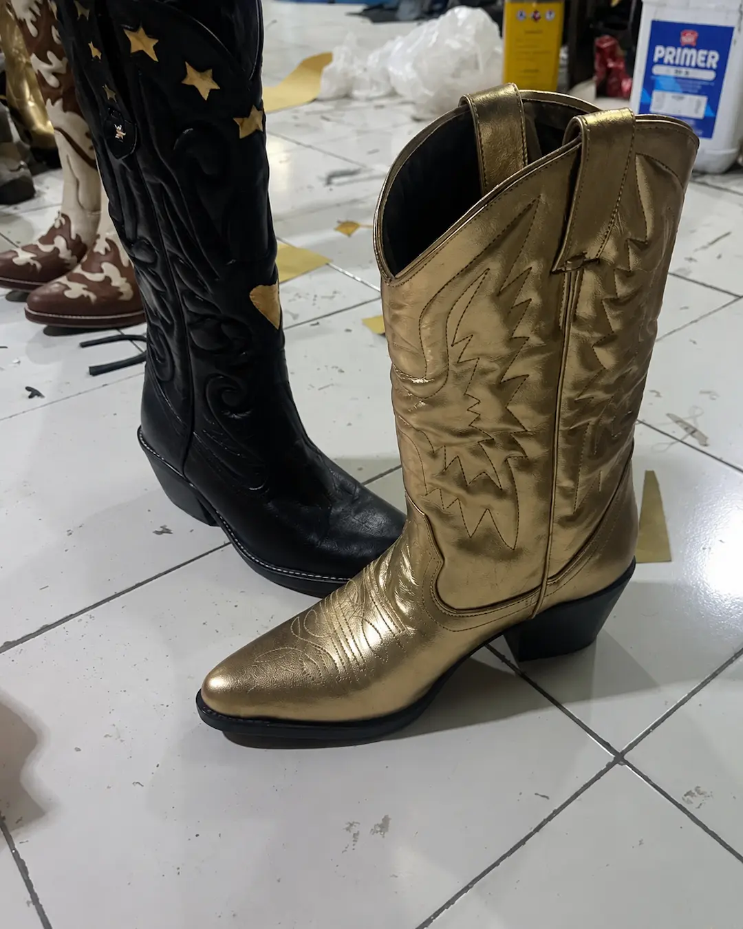 Cowboy boots dengan kombinasi kulit emas metalik dan hitam