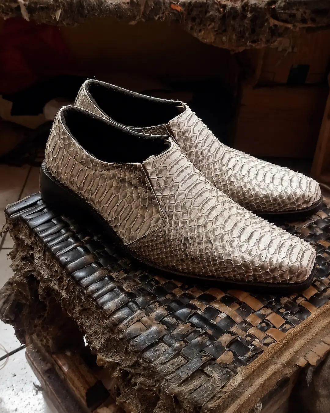 Sepatu slip-on kulit bertekstur warna terang