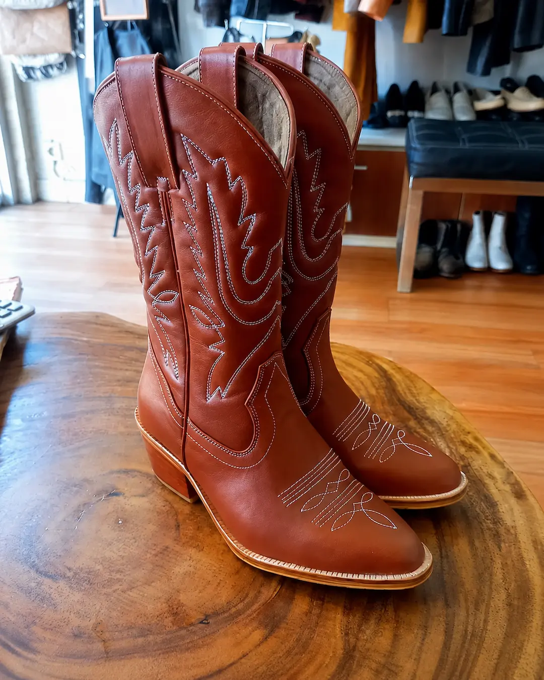 Cowboy boots kulit cokelat rust dengan jahitan bordir kontras