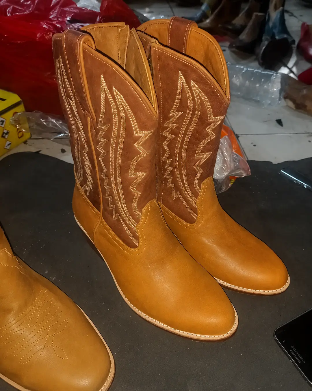 Cowboy boots kulit cokelat tan dengan panel batang kontras